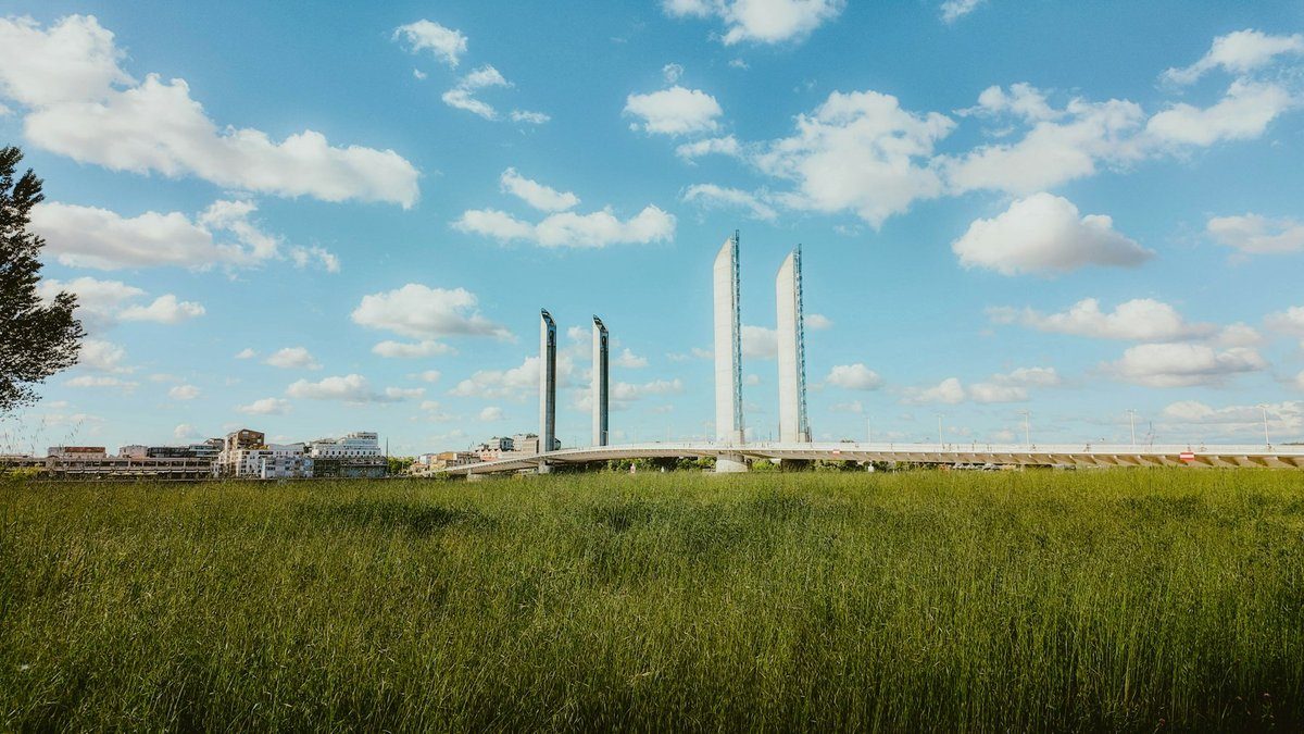 Le pont levant Chaban-Delmas vu depuis les prairies de la rive droite