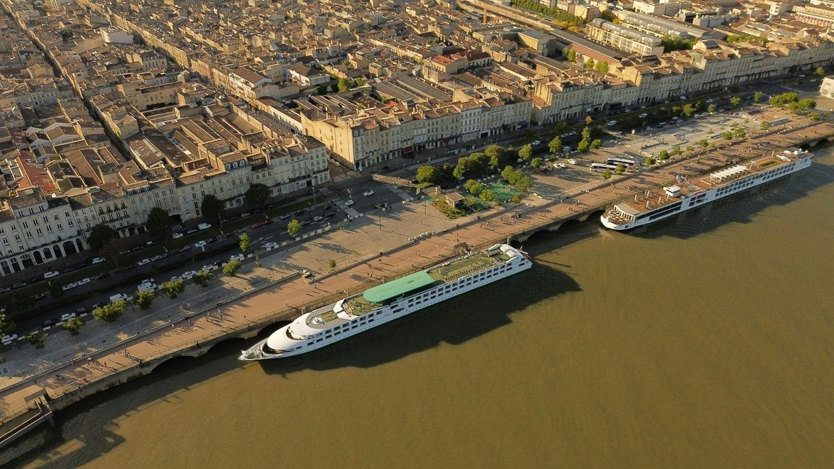 Les quais de Bordeaux et la Garonne vus du ciel, avec les ponts et la ville en rive gauche