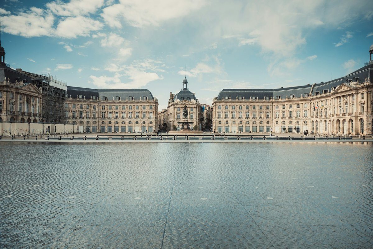 Le miroir d'eau devant la place de la Bourse, presque vide, sous un ciel clair