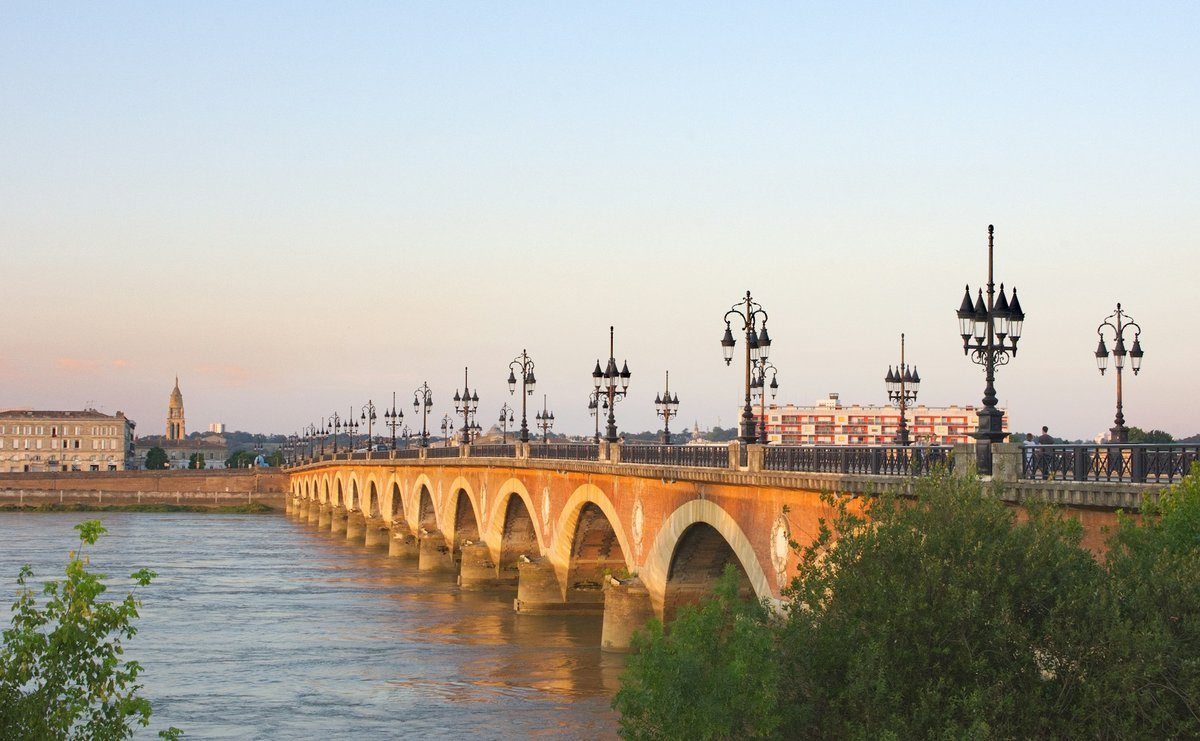 Le pont de pierre de Bordeaux et ses arches au coucher du soleil